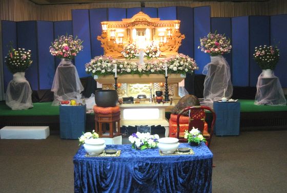 白木祭壇に生花の折衷祭壇